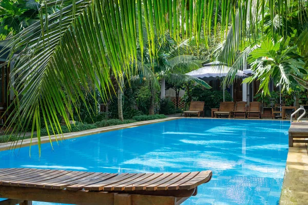 Holz Sonnenliegen Einen Pool Einer Hotelanlage Mit Villen — Stockfoto