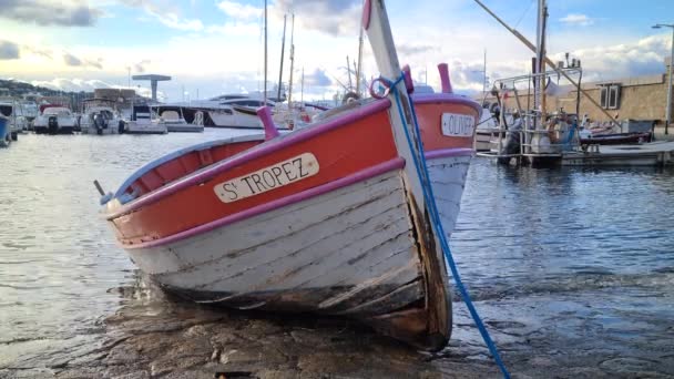Saint Tropez França Dezembro 2021 Velho Barco Pesca Madeira Brilhantemente — Vídeo de Stock