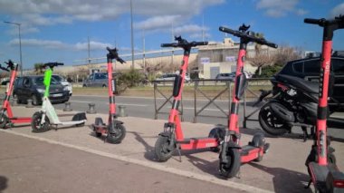 Marsilya, Fransa - 9 Şubat 2022: 8K Lime-S ve VOI Electric Scooter 'lar (E-Scooter' lar) Fransa 'daki Marsilya Şehir Merkezi' ne park ettiler. Kapat Görünüm - 8K UHD (7680 x 4320)