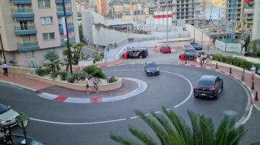 Monte-Carlo, Monaco - 11 Eylül 2022: 8K Timelapse On The Road which Serves as a Circuit during the Monte-carlo F1 Grand Prix Hotel in front of Fairmont Monte-Carlo (Fairmont Virajı) - 8K UHD (7680 x 4320)