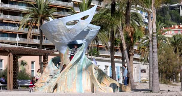 Menton Frankrike Oktober 2020 Barn Klättrar Toboggan Skulptur Sablettes Beach — Stockvideo