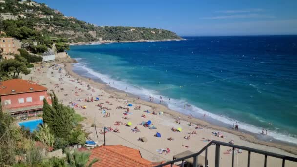 Roquebrune Cap Martin フランス 2021年8月1日 多くの観光客と地中海の大きな波と8K美しい空中ビュー Roquebrune Cap Martinフランスのリビエラ フランス — ストック動画