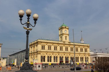 MOSCOW, RUSSIA - 14 Nisan 2021: Komsomolskaya Meydanı üzerindeki Leningradsky Tren İstasyonu