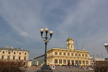 MOSCOW, RUSSIA - 14 Nisan 2021: Komsomolskaya Meydanı üzerindeki Leningradsky Tren İstasyonu