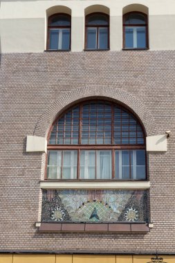 MOSCOW, RUSSIA - 14 Nisan 2021: Yaroslavsky tren istasyonunun dış detayları, Moskova, Rusya. Mozaik dekorasyon. Moskova 'daki dokuz ana tren istasyonundan biri..