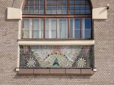 MOSCOW, RUSSIA - 14 Nisan 2021: Yaroslavsky tren istasyonunun dış detayları, Moskova, Rusya. Mozaik dekorasyon. Moskova 'daki dokuz ana tren istasyonundan biri..