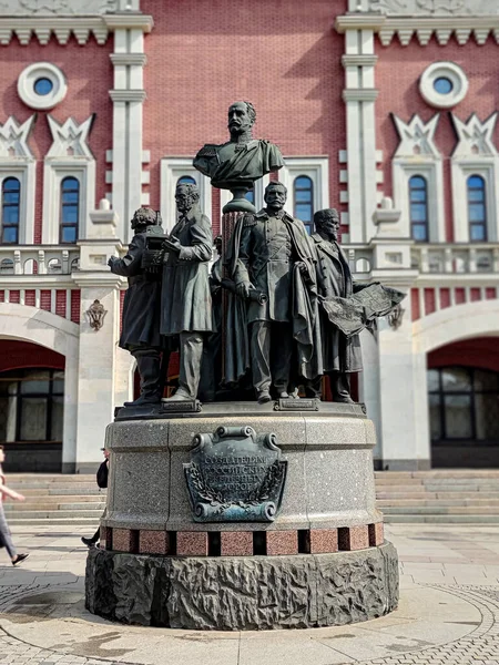 Moscow Russia Kwietnia 2021 Pomnik Założycieli Kolei Rosyjskich Przed Budynkiem — Zdjęcie stockowe