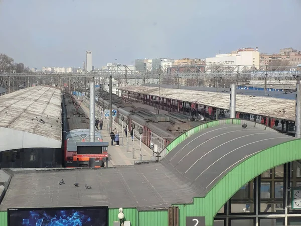 Mosca Russia Aprile 2021 Treni Sulle Ferrovie Nella Stazione Ferroviaria — Foto Stock