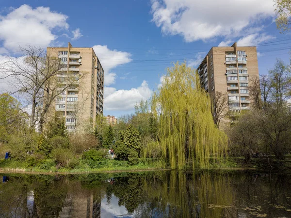 モスクワ ロシア 2021年5月5日 薬剤師の庭から生活エリアを表示します 穏やかな水と春の空の美しい反射を持つ小さな池 — ストック写真