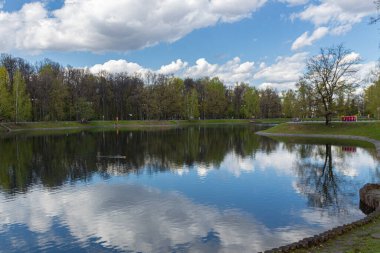 MOSCOW, RUSSIA - 07 Mayıs 2021: Moskova 'daki güzel Ostankino Parkı, ilkbahar göleti