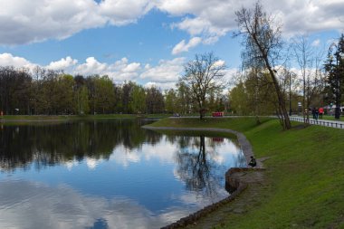 MOSCOW, RUSSIA - 07 Mayıs 2021: Moskova 'daki güzel Ostankino Parkı, ilkbahar göleti