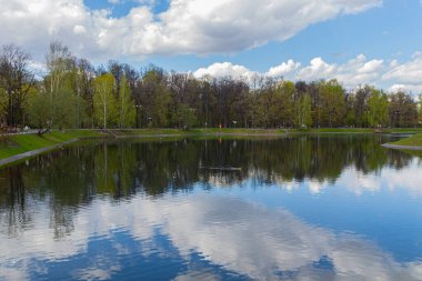 MOSCOW, RUSSIA - 07 Mayıs 2021: Moskova 'daki güzel Ostankino Parkı, ilkbahar göleti