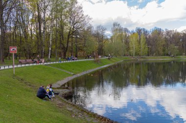 MOSCOW, RUSSIA - 07 Mayıs 2021: Moskova 'daki güzel Ostankino Parkı, ilkbahar göleti