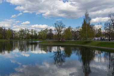 MOSCOW, RUSSIA - 07 Mayıs 2021: Moskova 'daki güzel Ostankino Parkı, ilkbahar göleti