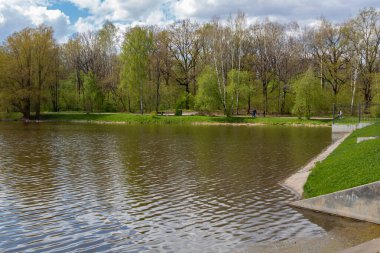 MOSCOW, RUSSIA - 07 Mayıs 2021: ENEA 'daki Kamensky göletine (VDNH) bahar boyunca bakın.