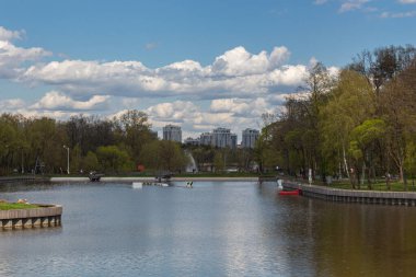 MOSCOW, RUSSIA - 07 Mayıs 2021: ENEA 'daki Kamensky göletine (VDNH) bahar boyunca bakın.