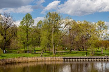 MOSCOW, RUSSIA - 07 Mayıs 2021: ENEA 'daki (VDNH) Üçüncü Kamensky göletine bakın.