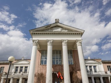 MOSCOW, RUSSIA - 07 Mayıs 2021: Gökyüzüne karşı Moskova Bilim Akademisi Botanik Bahçesi 'nin ana binasına bakın