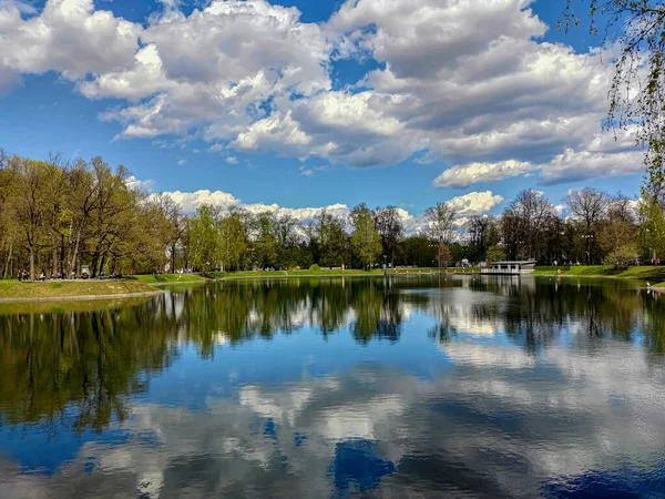 俄克拉荷马州莫斯科市 2021年5月7日 莫斯科美丽的奥斯坦基诺公园 春天池塘 水中倒影 — 图库照片