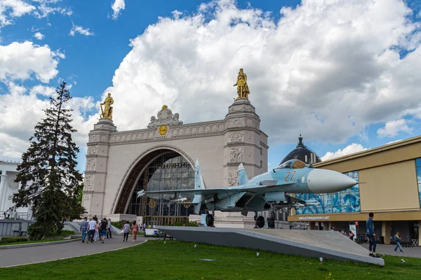 Moscow Ryssland Maj 2021 Sukhoi Stridsflygplan Framför Kosmos Space Paviljong — Stockfoto