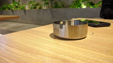 Süslü bitkiler ve beyaz ışıklarla dolu rahat bir kafe.