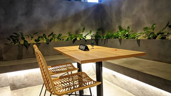 Süslü Bitkiler Beyaz Işıklarla Dolu Rahat Bir Kafe — Stok fotoğraf