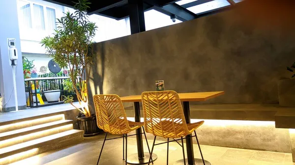 Interiorul Confortabil Cafenelei Plante Ornamentale Lumini Albe — Fotografie, imagine de stoc