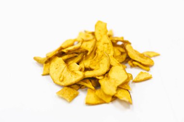 Yiyecek işleme tesisinde, konveyör bandında dilimlenmiş ve kurutulmuş elmalar. Sağlıklı meyve, gıda üretimi ve otomatikleştirilmiş gıda endüstrisi kavramı.