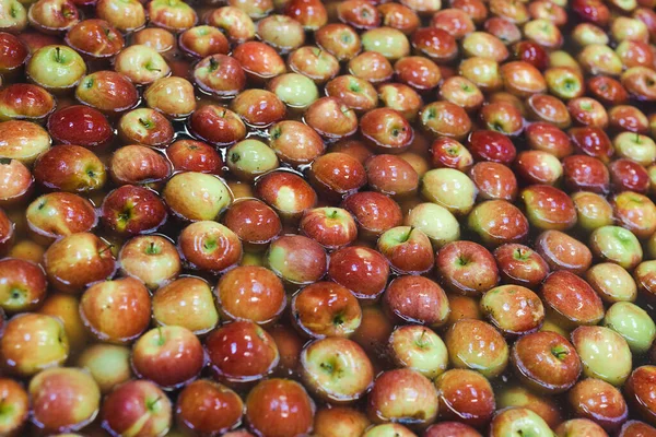 Čistá Čerstvá Jablka Pásovém Dopravníku Potravinářském Závodě Zdravé Ovoce Výroba — Stock fotografie