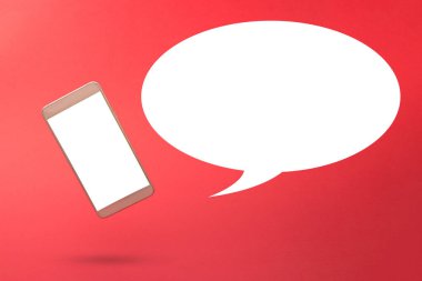 Kırmızı zemin üzerinde gri 3D akıllı telefon simgesi olan boş bir beyaz konuşma balonu. 3D tasarım şablonu arka planı. Üst düzey cep telefonu mesajı. Reklam fikri. Reklam için boş konuşma balonu