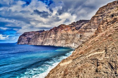 Kaya oluşumlu bir Tenerife kıyısı, geniş açılı deniz manzaralı..