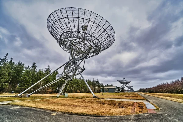 Yttre Rymden Radioteleskop Array Med Skog Bakgrunden — Stockfoto