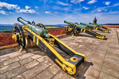 Almanya 'da bir kalenin kale duvarlarında toplar.