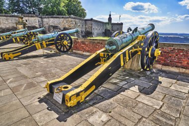 Almanya 'da bir kalenin kale duvarlarında toplar.