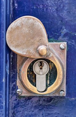 Eski evin kapısını kilitle..