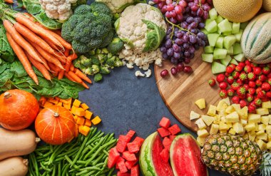 Ortasında telif alanı olan bir sürü meyve ve sebze.