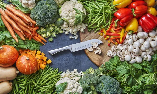 Bir Sürü Meyve Sebze Ortada Bıçak Var — Stok fotoğraf