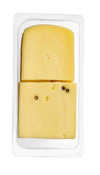 透明なプラスチック包装のラクレットチーズスライス 白い背景に隔離された — ストック写真