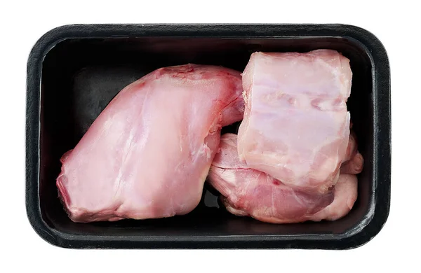 用白色隔离的黑色塑料托盘中的野兔生肉 — 图库照片