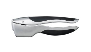 Gümüş metal sarımsak presi beyaza izole edilmiş..