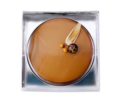 Plastik tepside, beyaza izole edilmiş pralin keki.