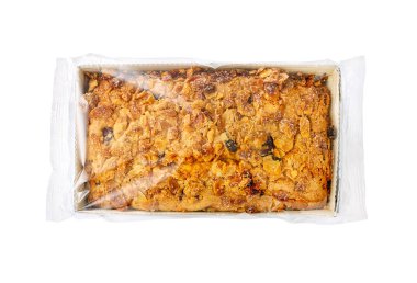 Plastik ambalajlı fındık keki beyaza izole edilmiş..