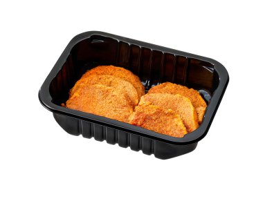 Beyaz tepside izole edilmiş plastik tepside çiğ domuz şnitzel.