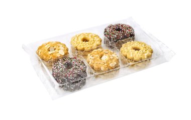 Kırpma yolu ile izole edilmiş plastik tepside noel çelengi kurabiyeleri