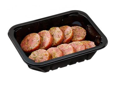 Plastik tay içerisindeki çiğ mini dana hamburgerleri beyaza izole edilmiş.