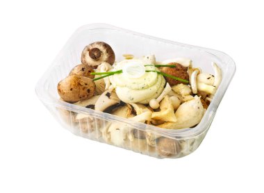 Tereyağı soslu buhar tepsisindeki mantar beyaza izole edilmiş.