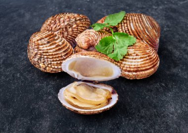 Kapalı midyeleri aç ve kabuklu deniz hayvanlarını siyah arkaplanda sakla..