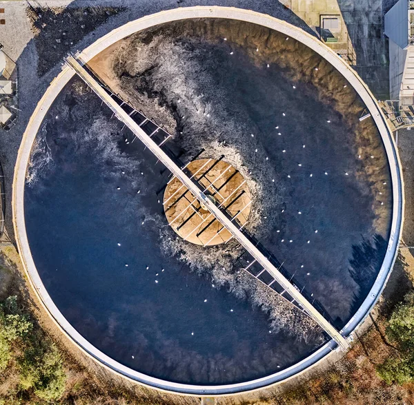 浄水場におけるタンク型汚泥再生の空中観察 ストックフォト