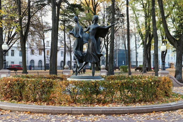 Minsk Valko Venäjä Keskipäivä Lokakuu 2021 Veistos Ballet Gumilyevsky Puiston — kuvapankkivalokuva