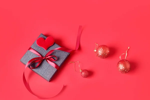 Новогодний Фон Подарок Сером Пакете Завязанный Красной Лентой Красным Сердцем — стоковое фото